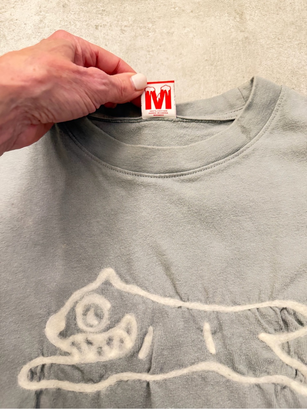 Vintage Gray Short-Sleeve Graphic Men’s T-Shirt -Dog Motif. - Picture 3 of 4